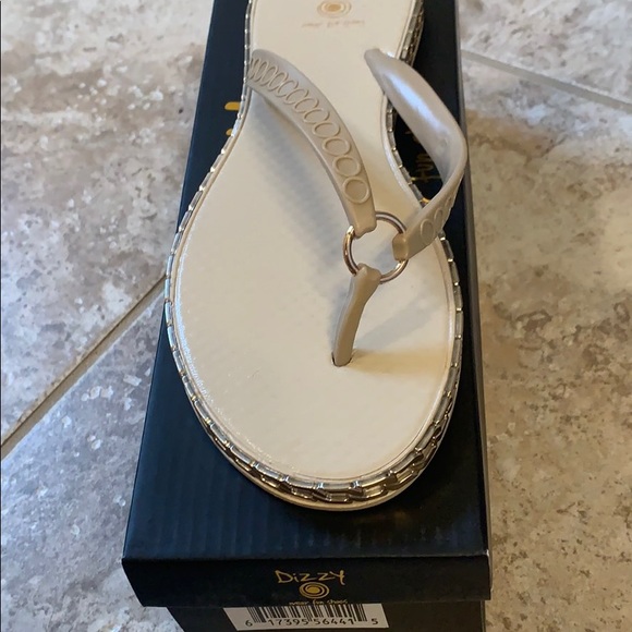 Dizzy Shoes - 6 woman’s Dizzy rubber flip flops NWT